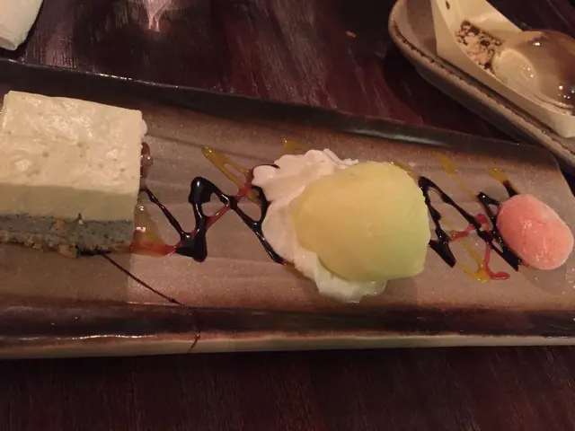 芝士餅很香芝麻及豆腐的味道,柚子雪葩甜甜酸酸很好吃,富士蘋果和果子是很甜的蘋果蓉,很有高質的感覺﹗﹗
