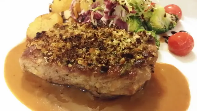 羊肉不羶，肉質細嫩柔軟，油脂分佈均勻。