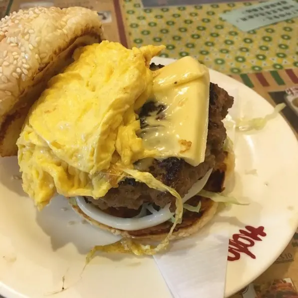 牛肉漢堡口感不錯而且幾juicy!相比之下係抵食過炸雞脾~