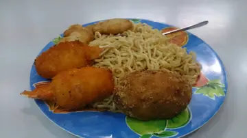 薯仔蛋蟹鉗雞沙嗲撈麵