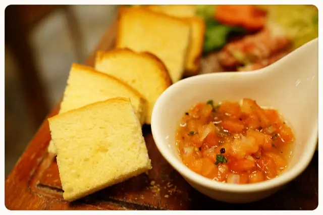 西班牙黑毛豬火腿配西班牙蕃茄醬及多士