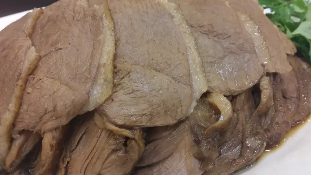 脂肪部分不多,只在邊緣的少許帶過,未算重負擔,滷水入味的話就更不見膩