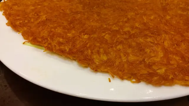 煎得表面不覺多餘油光的糖醋麵讓人罪惡感稍降,不過其後還是要灑上白糖及醋汁