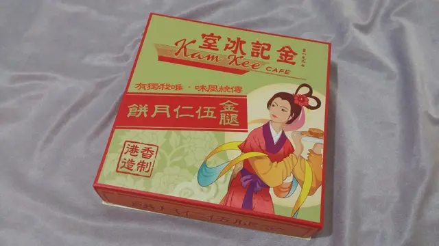 跟傳統懷舊的冰室主題同樣，連月餅盒設計也是舊式的