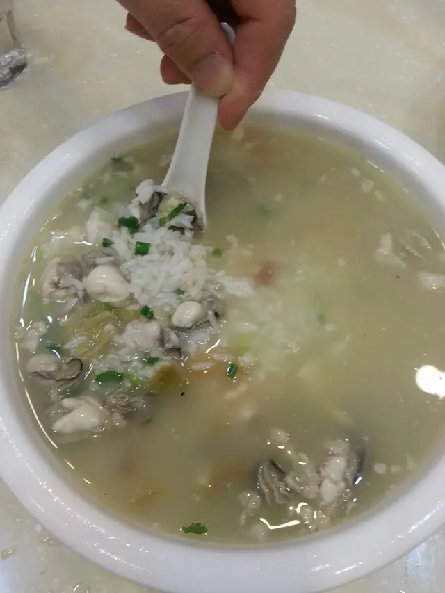 本人 超鐘意食蠔仔粥，好味，足料，成枱人搶住食，食慢dd都冇呀！