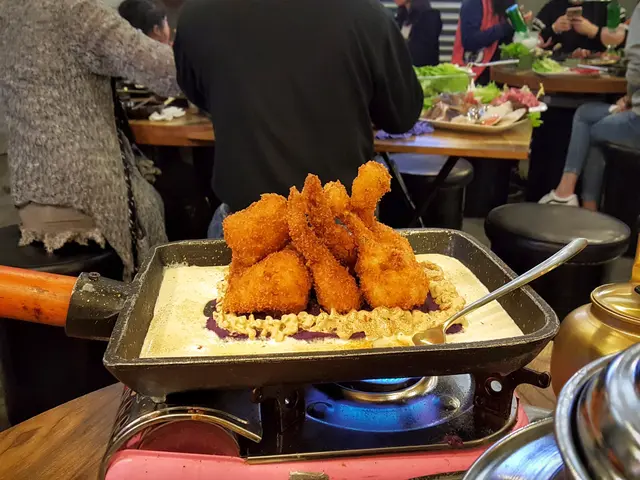 用火爐上，汁醬有奶油和紫番薯泥，感覺新鮮，炸雞是用雞翅，並已經去骨，雞肉中間加上芝士。油膩的炸雞再加上黏黏的番薯泥，甜和咸的味道不太配合，油膩感加上黏稠感，太膩，吃完一隻之後，你不太想再吃下去。