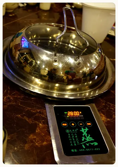 鍋前的控制板控制蒸海鮮的時間, 不會蒸得過火。