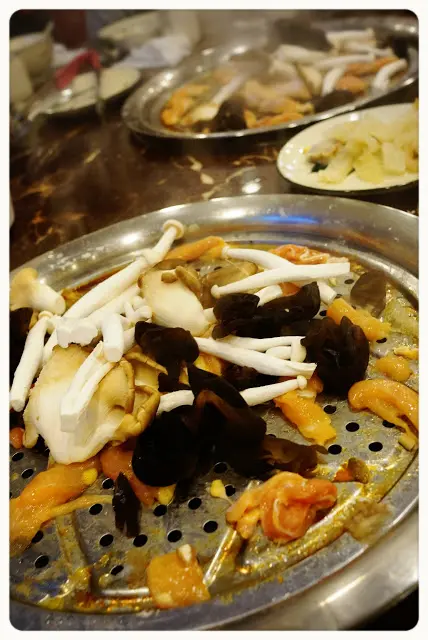 雲耳草菇蒸走地雞