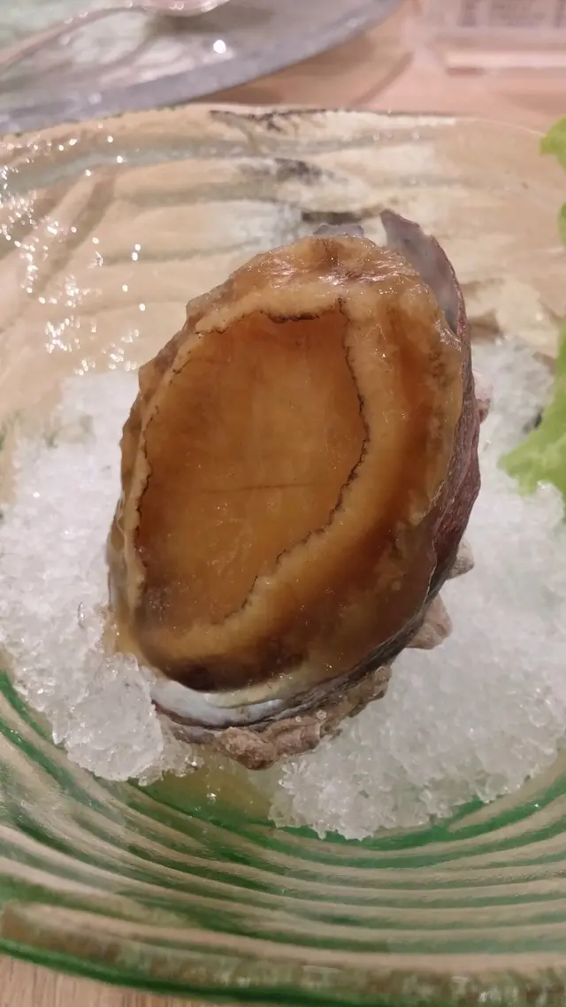 這道以冰鎮方法涼食,更好突顯鮑魚肉質的爽稔鮮美