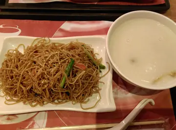 皮旦瘦肉粥+炒麵
