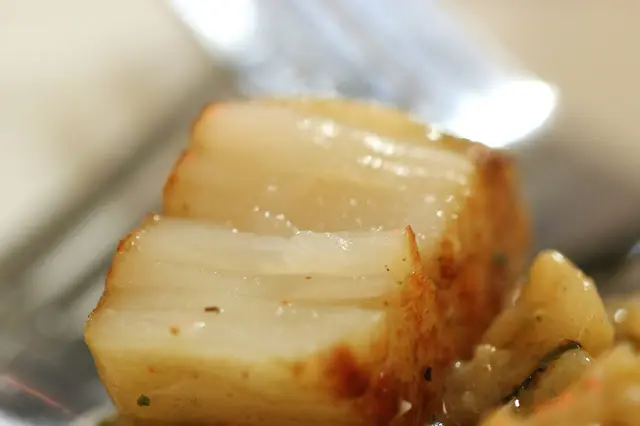 底面煎至焦糖色，吃下脆脆帶焦香，內裏滑嫩鮮味，煎煮時間控制得剛剛好