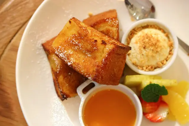 法式梳乎厘多士配鮮果及雪糕