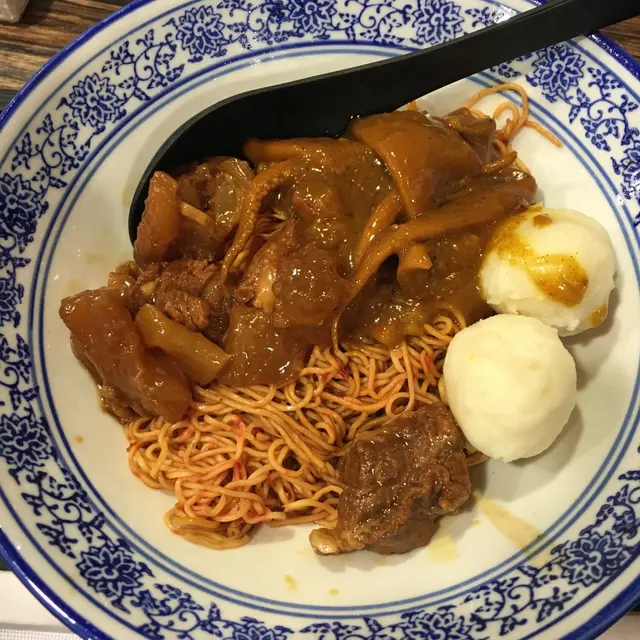 咖哩魷魚，牛筋腩，墨魚丸，紅菜頭麵，乾撈汁