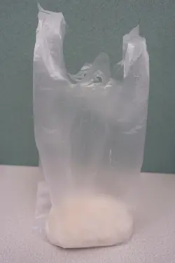 只有簡單用膠袋盛載，並沒有用上任何東西再包裹糯米糍