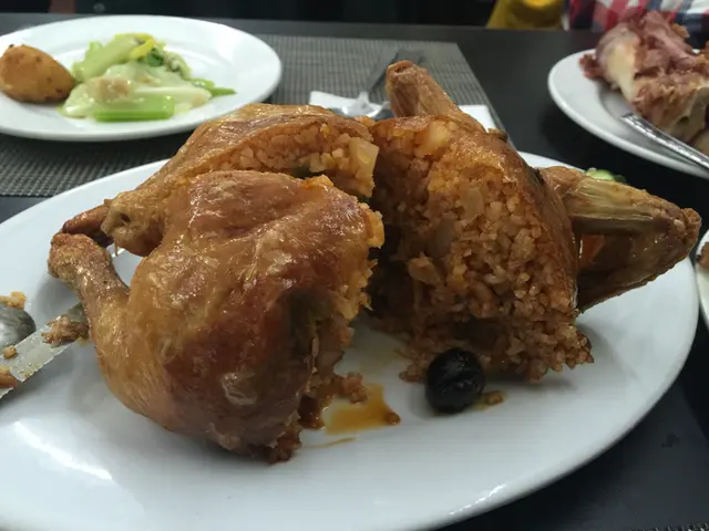 無心點的一個菜，竟然有驚喜！個飯不小小濕但好入味。雞皮勁脆！係即整的所以要等一下！雞的骨差不多全部起走，啖啖肉