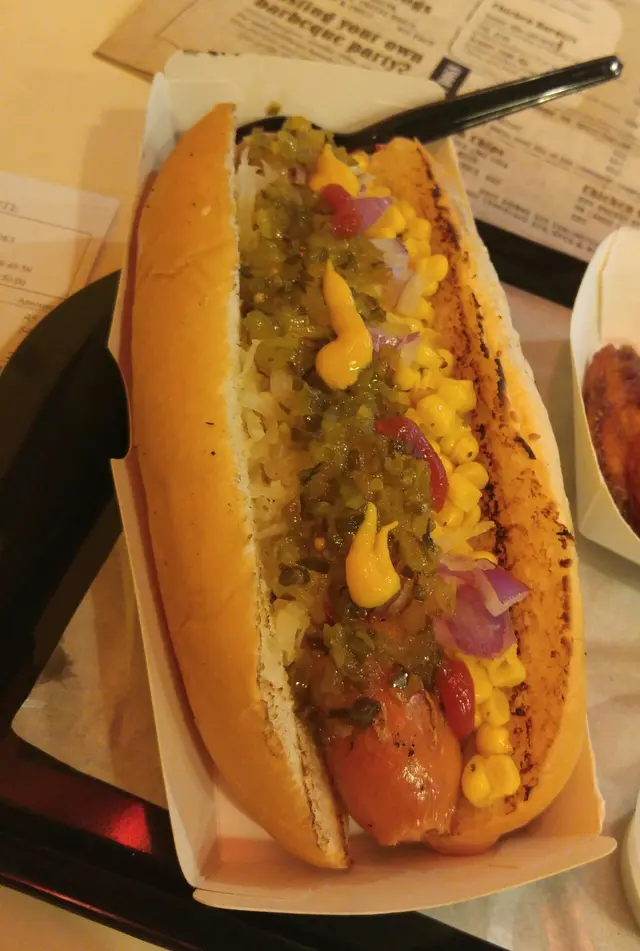 加配料後的Nude Hotdog