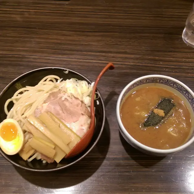 沾麵湯底澴郁,主要以大量豬骨、雞骨、蔬菜及魚介熬成。上桌時,熱騰騰,夾一小口冷麵條,在熱湯稍為蘸一下,讓麵身略略沾上濃湯及熱湯的溫度。麵,彈牙,配以濃濃的沾麵汁及魚介粉未,暖烘烘的讓人滿足。