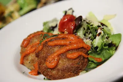 香煎蟹肉餅配烤紅椒香蒜蛋黃醬