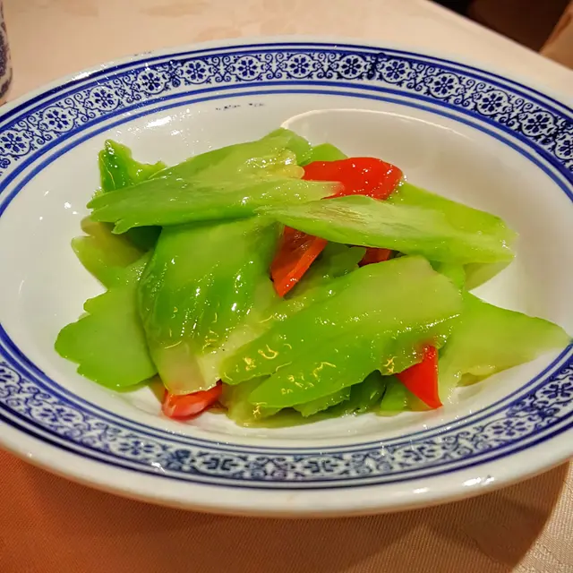 涼瓜切薄片,苦瓜本身爽甜,鹽味不足,吃不出有香油的味道,只屬一般