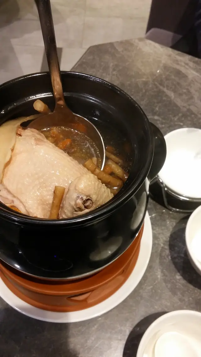 用到鮮雞、玉竹、當歸、杞子、淮山、甘草、黨參、北芪、排骨、老雞及雞腳