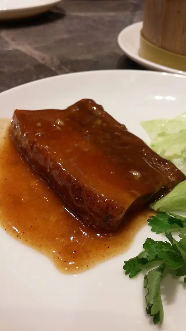 厚厚一件的扣肉份量看來份量不多，但吃起來就是別個說法