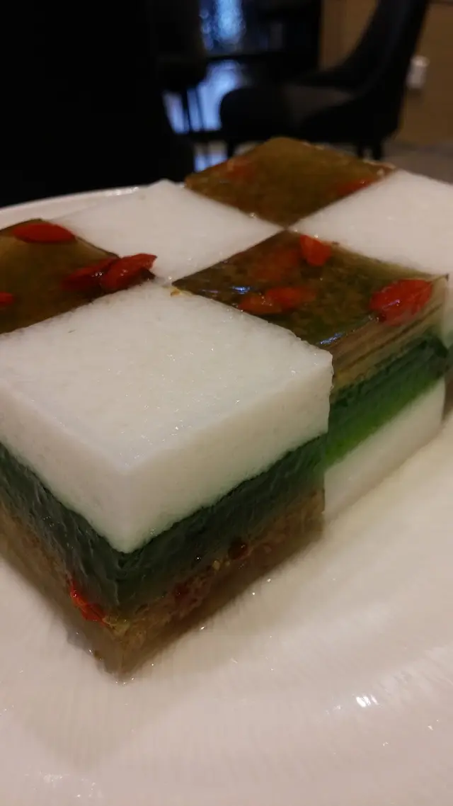 班蘭層色調青綠自然，香氣芳郁不突兀，反而比椰汁層更得人心