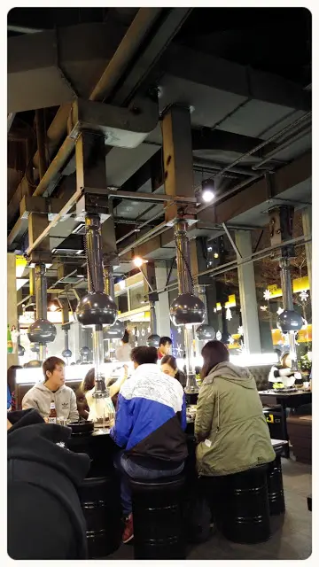 一排的落地玻璃窗對著內園景, 如果下午前來午膳, 氣氛定必非常悠閒!