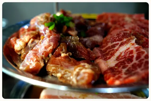 套餐有霜降牛肉120g, 新麻蒲秘製牛五花肉150g, 新麻浦護心肉150g, 新麻浦五花肉150g。