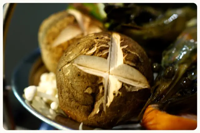 特選雜錦併盤: 年糕, 蘑菇, 豬肉腸和大蝦。