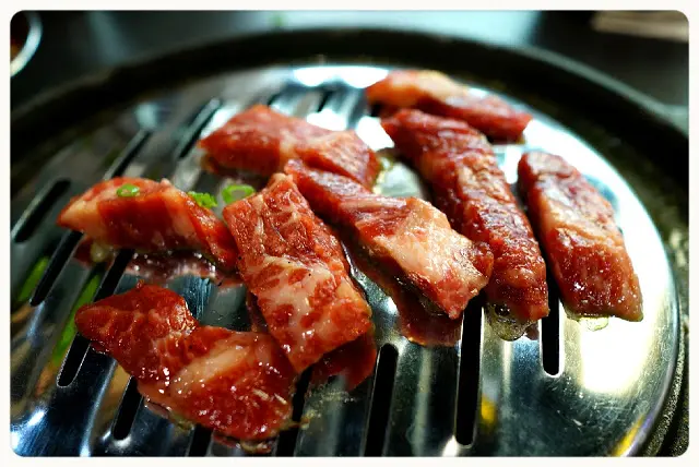 牛肋排肉汁很多, 而肉質嫩滑香口, 牛味甚為香濃, 脂肪同樣不算多, 而且較牛五花肉更為好吃