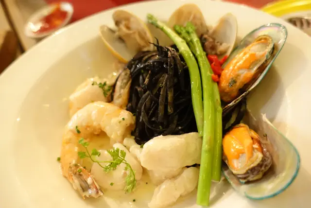 墨汁扁意粉伴白酒煮海鮮