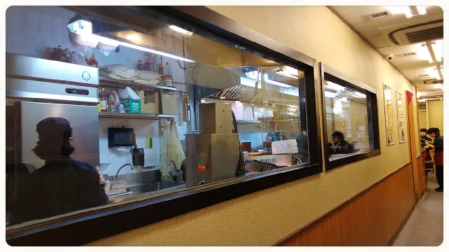 開放式廚房可以看清入面的運作, 亦給予潔淨的信心。