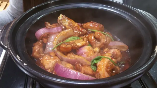 秘製雞煲(半隻125元)