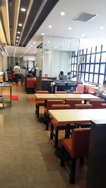 不過光線充足, 地方清潔, 最基本的已做得不錯。 尤其對窗的一行, 感覺較舒服點。