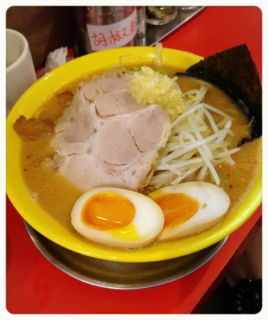 混濁的豬骨湯同時帶有味噌的鹹味, 加上大量蒜泥的刺激