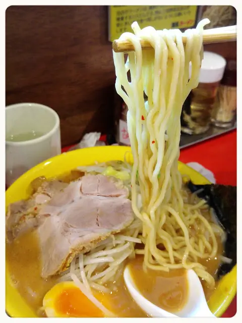 中太麵雖較一般的粗身, 其實吃落跟普通的拉麵差不多