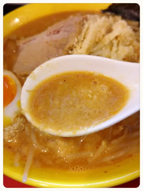 味道混亂的豬骨湯底加入了芝士, 令膩口感亦大增