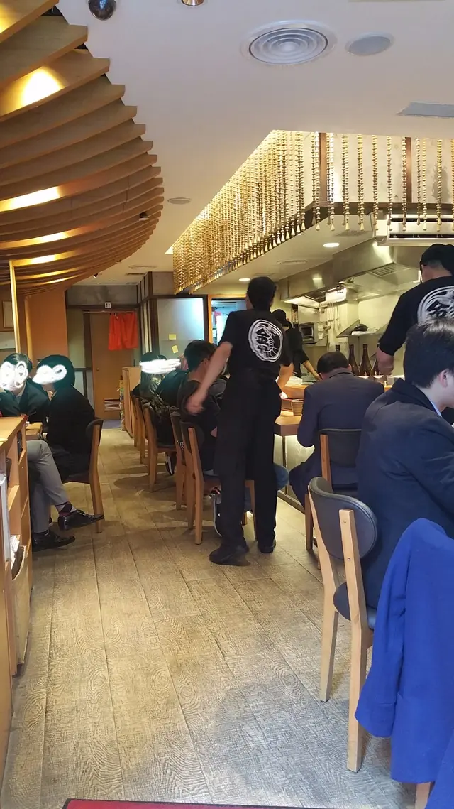 還有吊珠燈,右面還有座位的