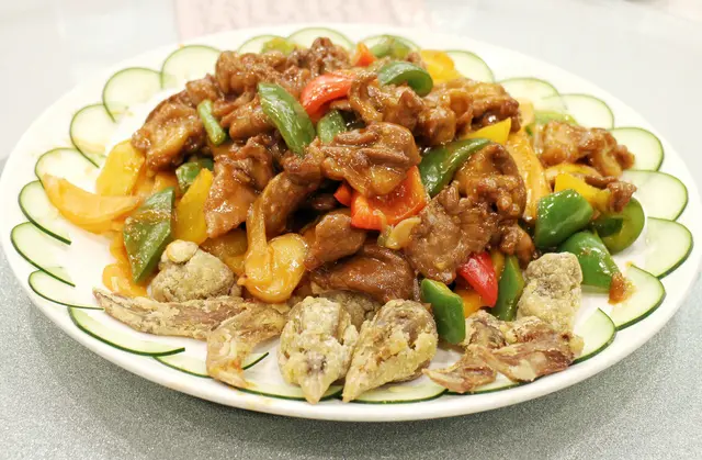 薑芽香骨炒鴿片