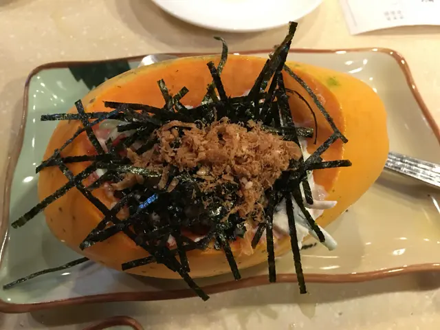 因為我唔食木瓜，佢將木瓜入面掘左d肉掘走左d壤左青瓜沙律醬入去，普通野，但青瓜幾好食，朋友幾將成個木瓜掘得好乾淨，哈哈