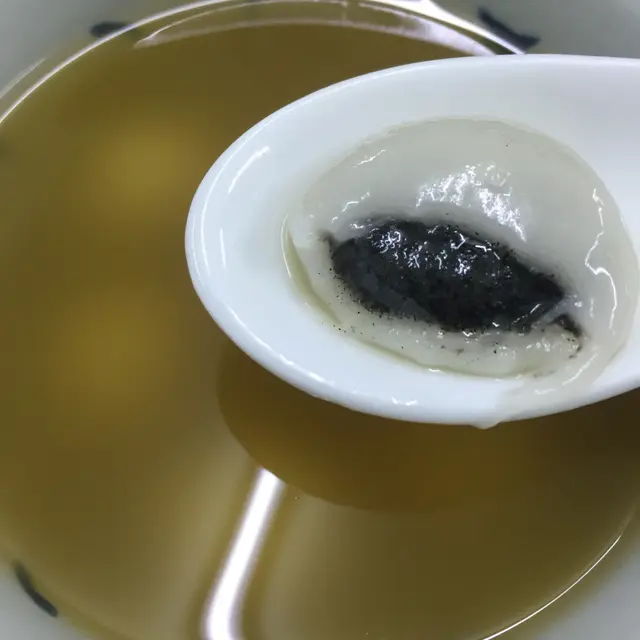 薑汁超夠薑，正呀，湯圓皮薄饀又流沙又香