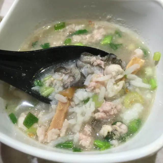 鎮店蠔仔粥