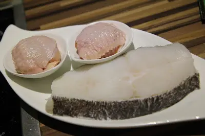 鮮果釀雞翼及比目魚