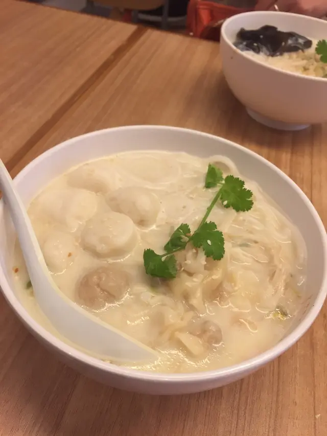 牛乳湯勁好飲,餸料份量超多!!!!好抵食