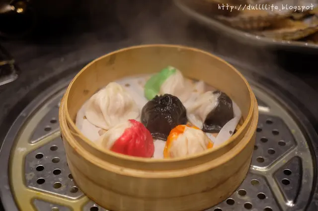 有蟹粉、藥膳、黑松露、龍蝦、墨汁跟原味