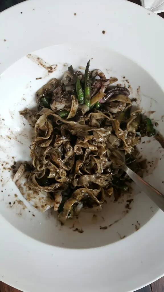 墨汁配魷魚 自家制麵條(粗麵)