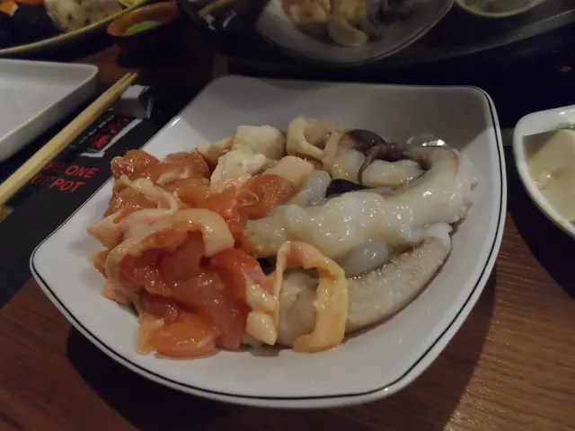 鮮雞片(左前),爽脆墨魚鬚(右)