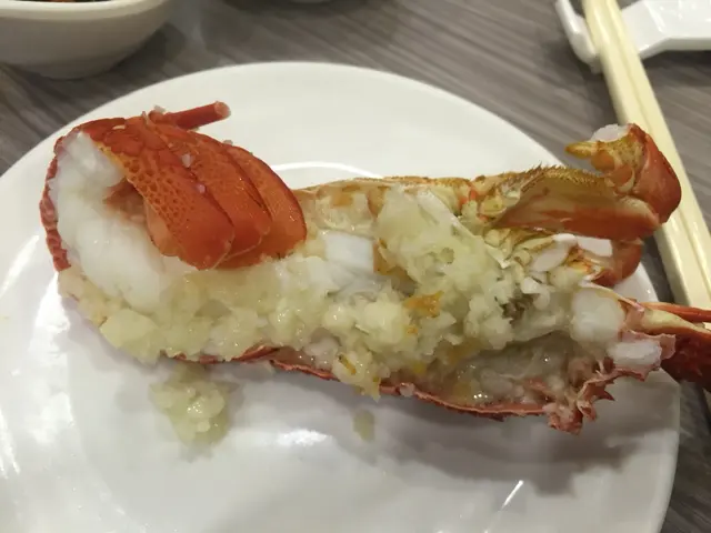 大大隻新鮮龍蝦，計時關係蒸煮時間拿捏得非常好，肉質爽口彈牙，絕不像西餐廳的冰鮮龍蝦，清蒸能帶出龍蝦本身的鮮味，簡直完美。