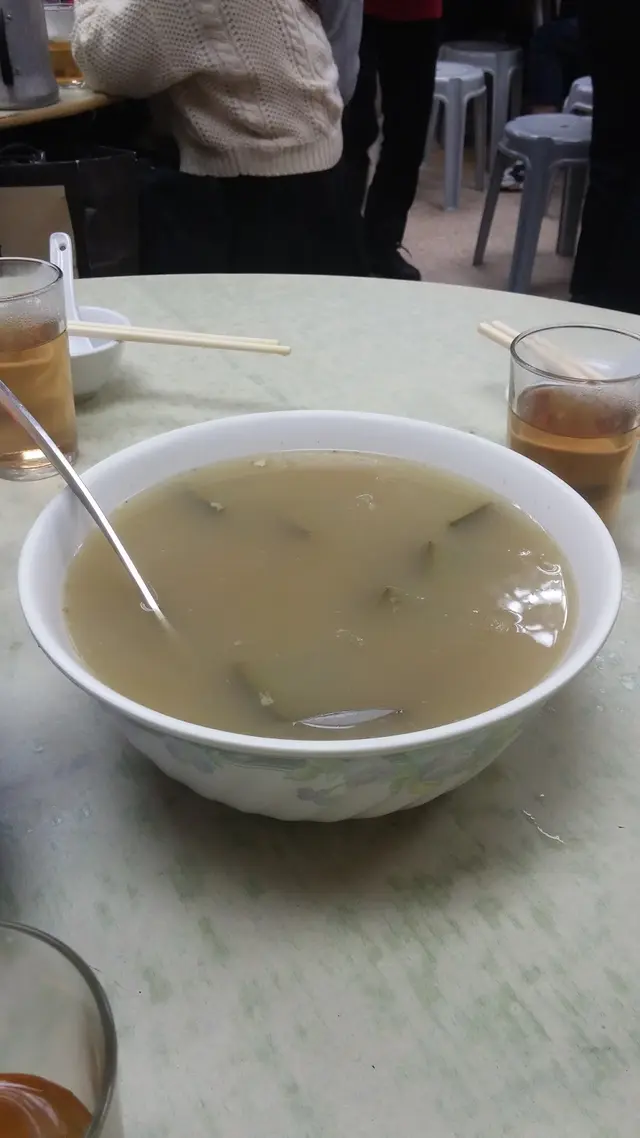 舀一舀埋藏碗底的湯料，也很足料的啊，豬肉瓜件不缺