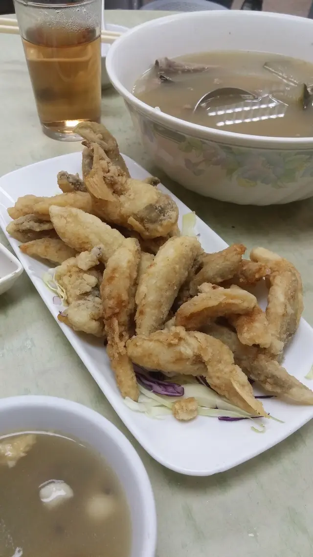 酥脆鬆香的九肚魚熱辣辣，不像蝦餅那樣泛油，入口一抿即化
